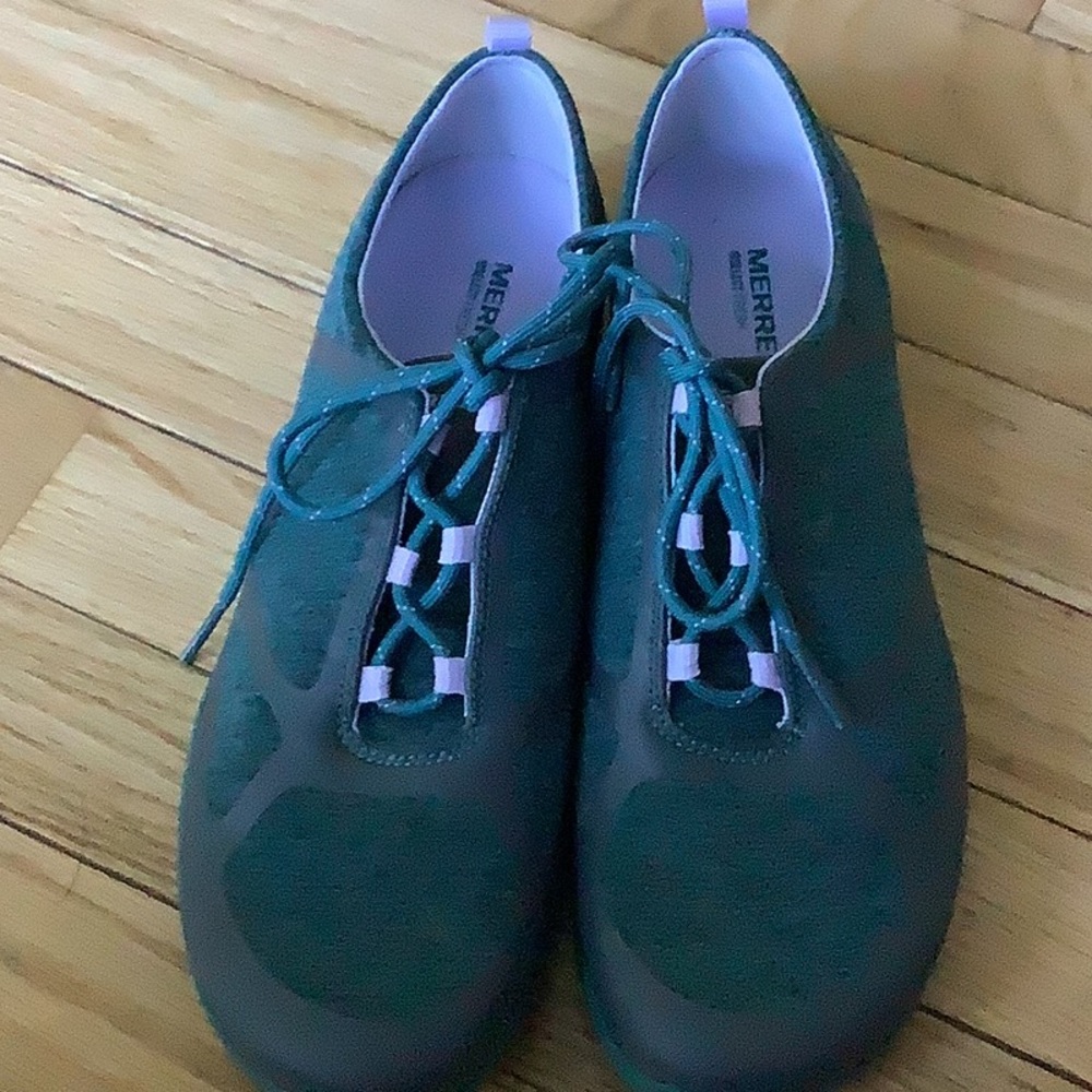 Really cute size 9 Merrell Select Fresh shoes